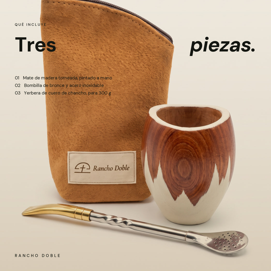 Las tres piezas del kit matero sobre fondo de estudio: yerbera de cuero de chancho, mate de madera overo y bombilla