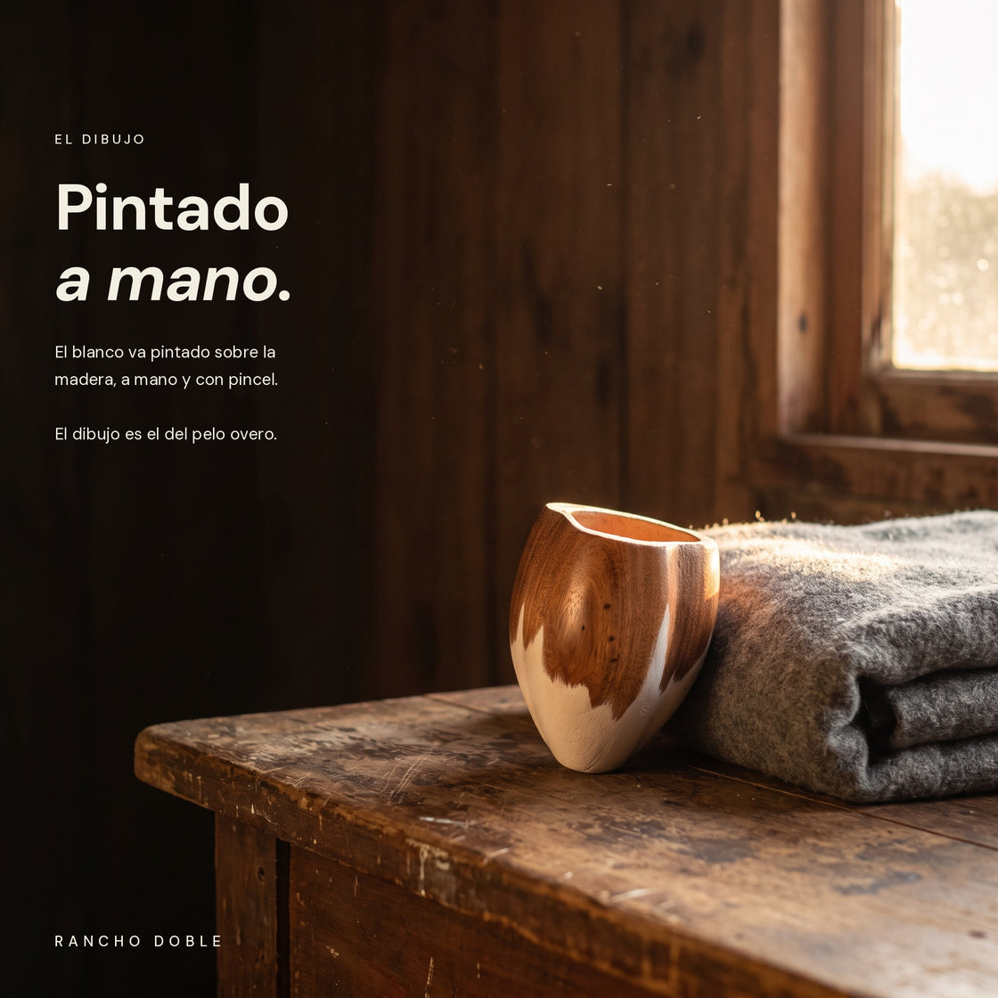 Mate de algarrobo con el dibujo overo pintado a mano, sobre una mesa de madera