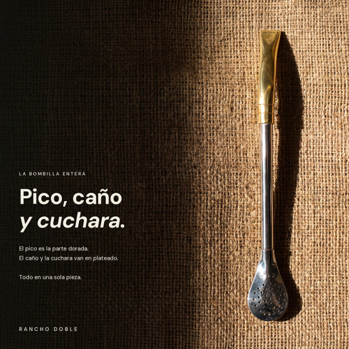 Bombilla de alpaca entera sobre arpillera: pico dorado, caño y cuchara
