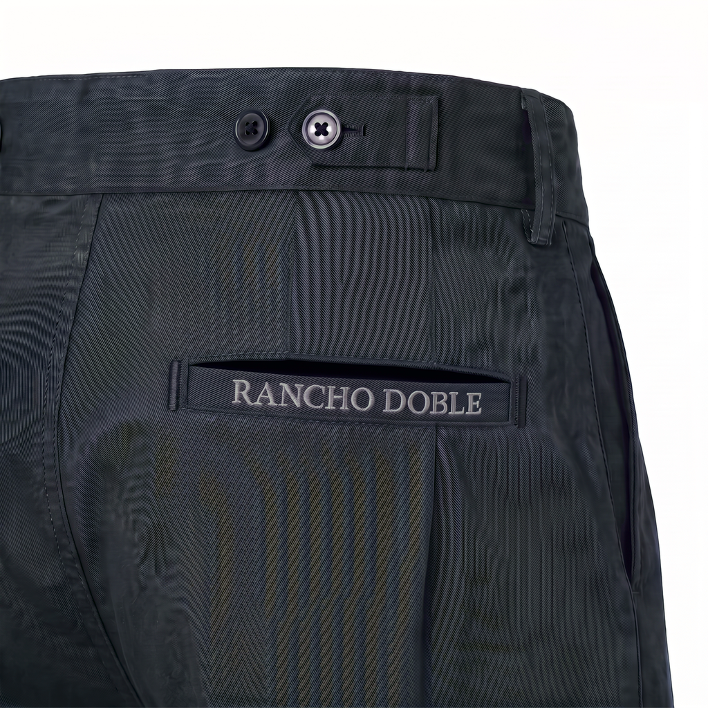 Bombacha de Campo Rancho Doble Gris — detalle bolsillo trasero con etiqueta tejida