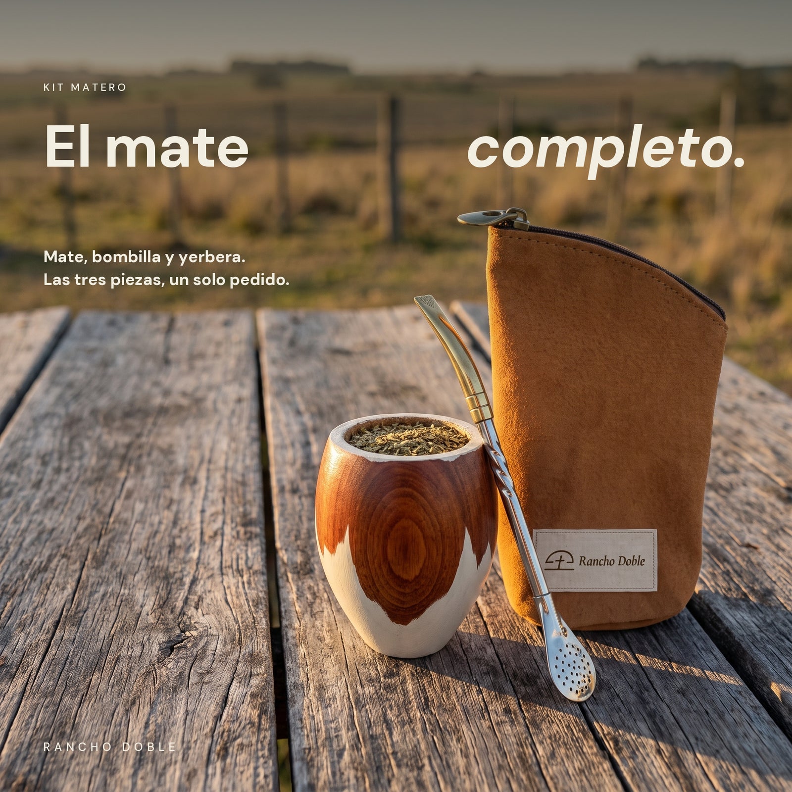 Kit matero Rancho Doble: mate de madera overo con la bombilla puesta y la yerbera de cuero de chancho camel, sobre una mesa de campo al atardecer