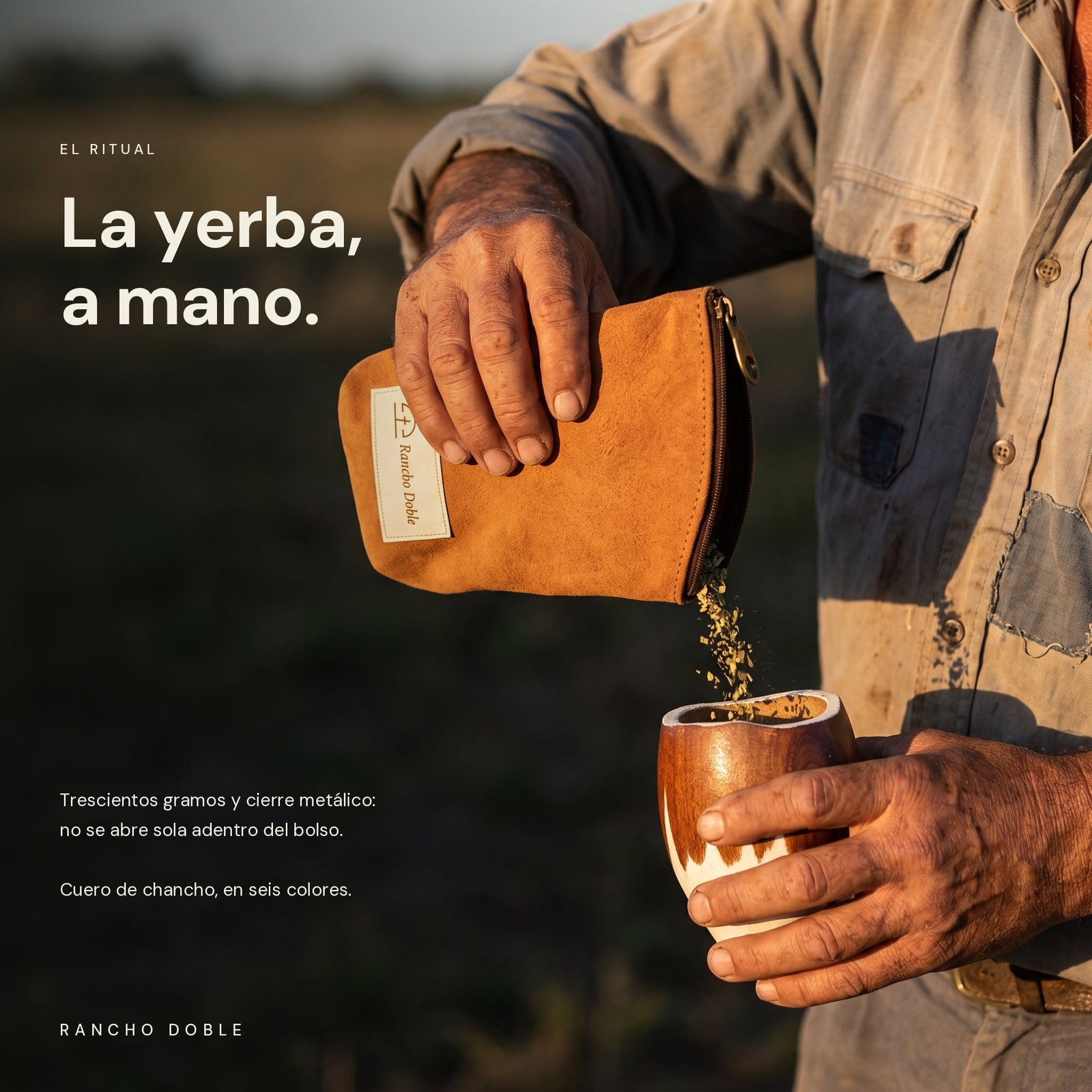Manos de hombre de campo volcando yerba desde la yerbera de cuero de chancho al mate de madera overo
