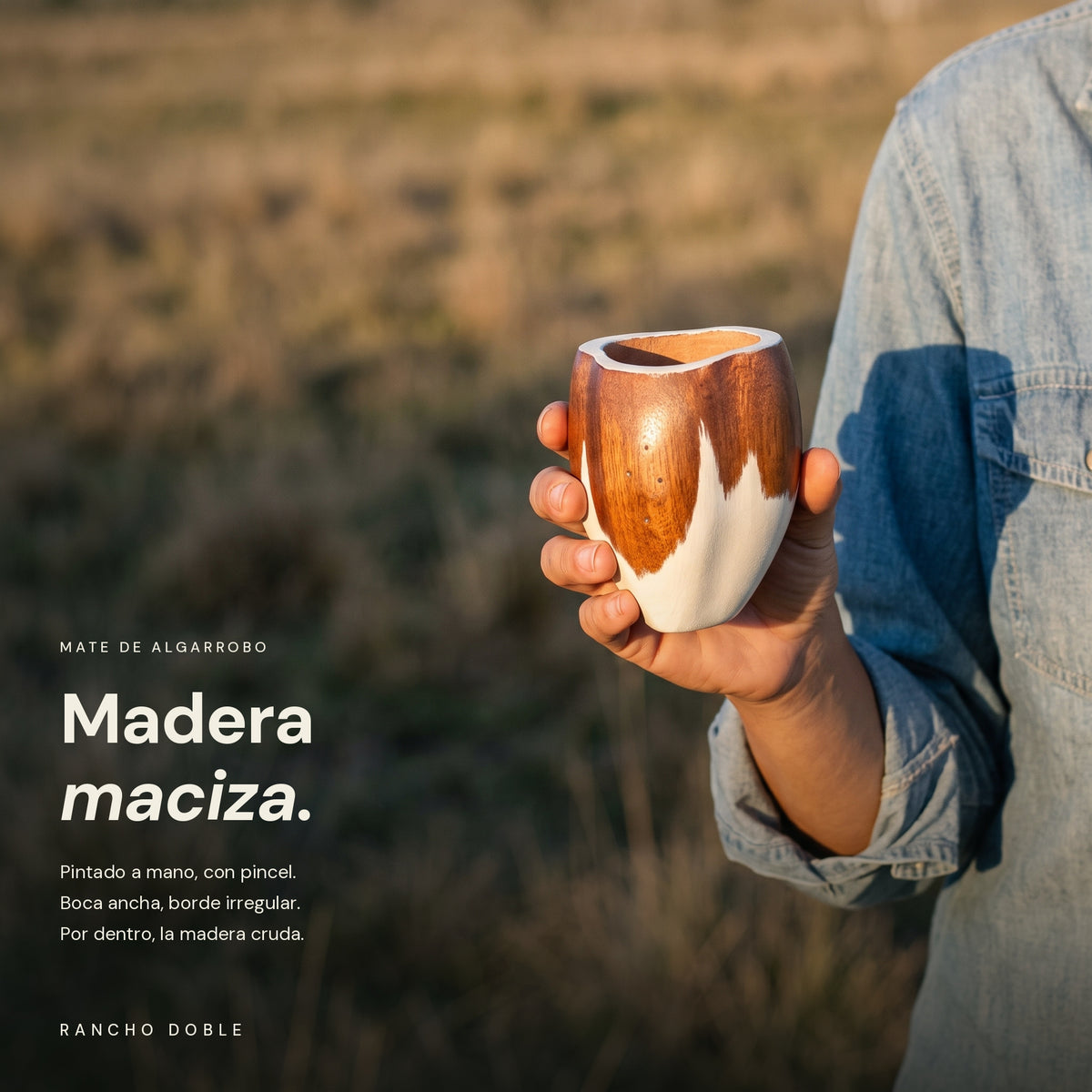 Mate de algarrobo pintado a mano, sostenido en la mano en el campo