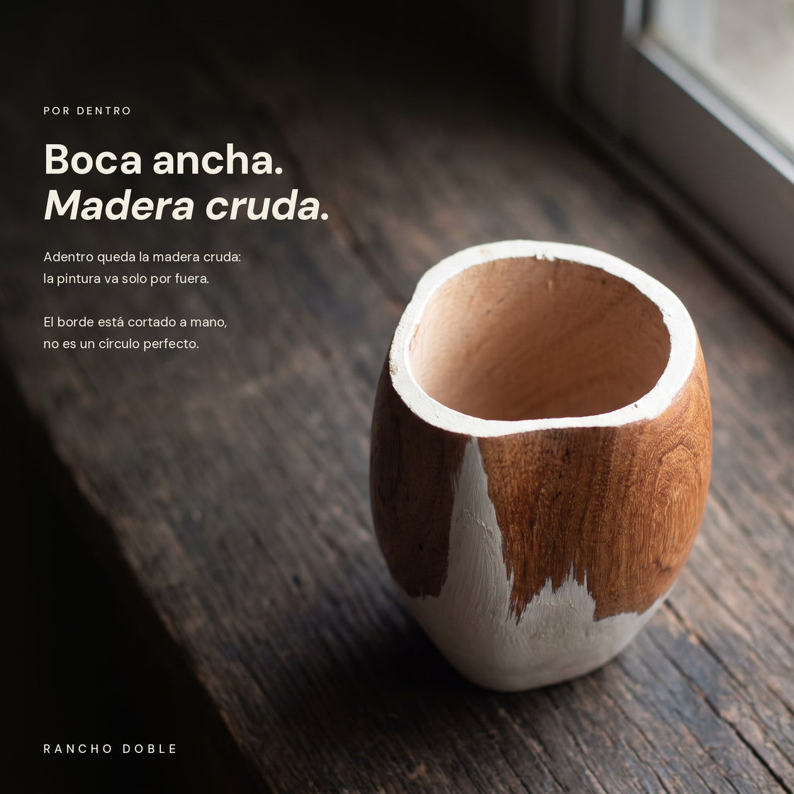 Boca ancha del mate de algarrobo, con la madera cruda por dentro